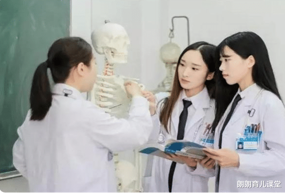 朗朗育儿课堂 学医的女生反差有多大？看到她们的日常，男生表示：后背有点发凉