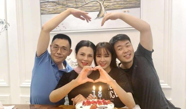 郑爽|挖出杜海涛父母身份，连王思聪都礼让三分，难怪沈梦辰想当儿媳妇