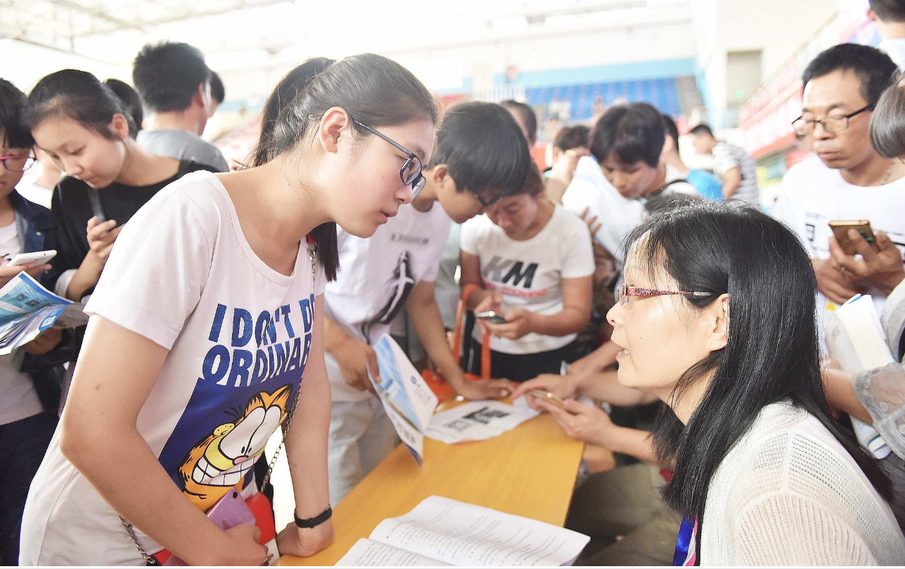 填报志愿|填报志愿选择省内还是省外，考生摇摆不定，听听学姐的肺腑之言