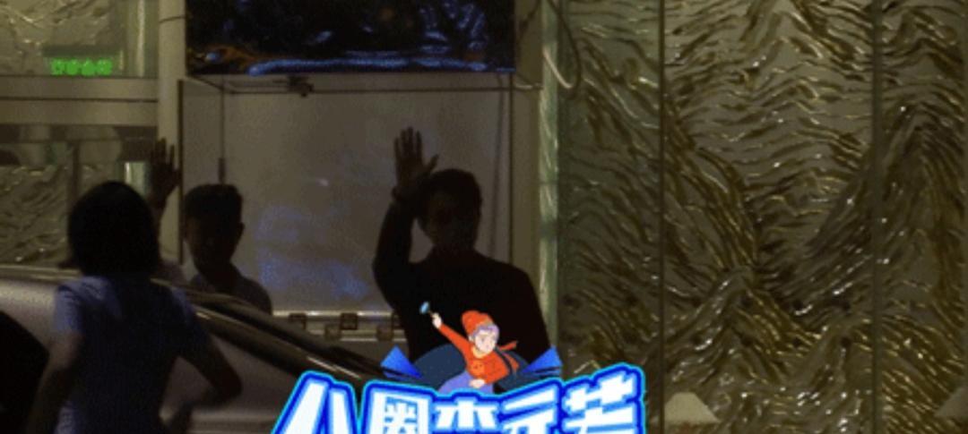 吴亦凡|靳东深夜返5千万豪宅，提礼品与友人挥手显不舍，44岁身材太健硕