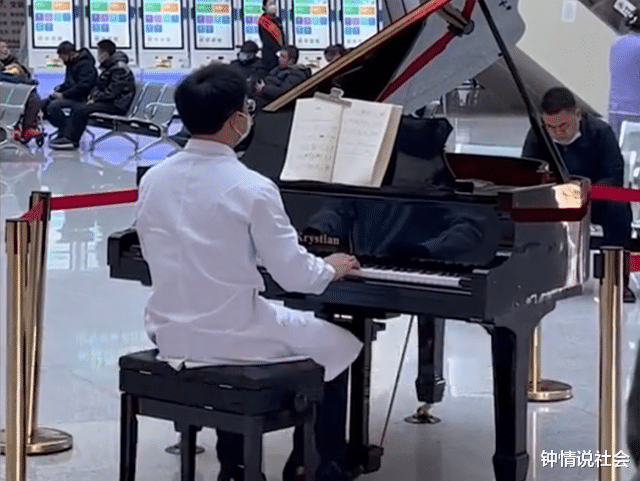 山西一医院大厅放置钢琴，一位医生弹美妙音乐，网友：压抑变治愈