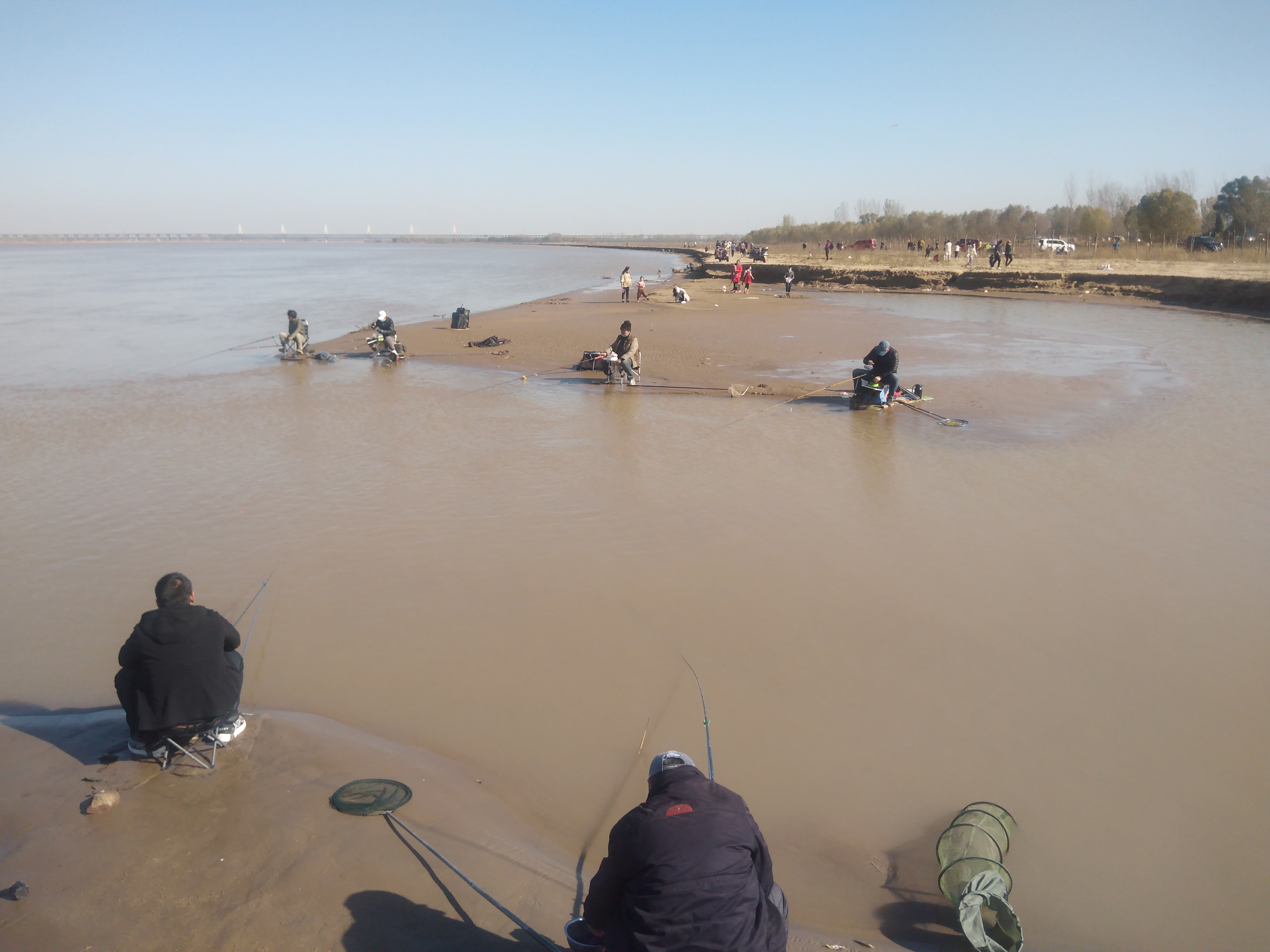 黄河|郑州花园口黄河浮桥，这里有很多钓鱼的