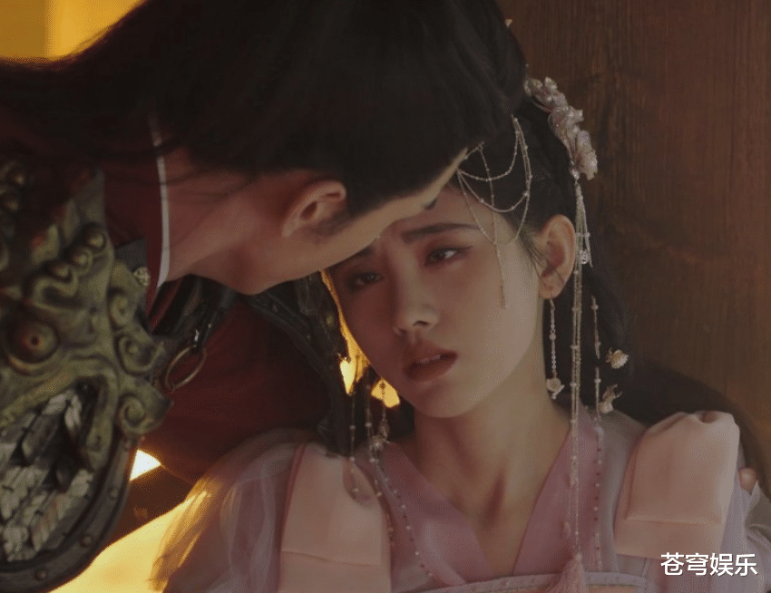 鞠婧祎|同样化着“落难妆”，看鞠婧祎与袁冰妍对比，差距不是一般大