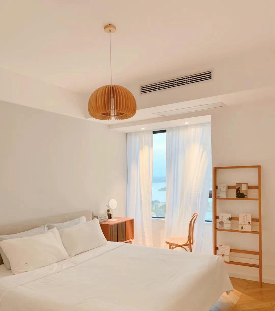 98㎡原木风新居，大白墙搭配原木家具，朋友来家做客都说像大平层