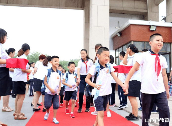 大学|中小学开学第一天，新生名字让老师“自闭”，多年大学白上了