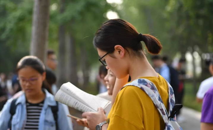 全能辣妈plus|禁止宣传高考状元后，“花式喜报”悄悄袭来，网友直呼笑出内伤