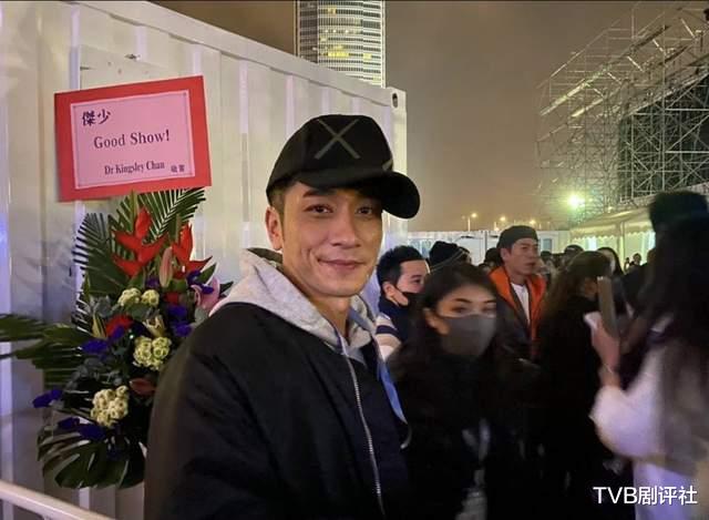 吴卓羲|吴卓羲低调现身绯闻女友跨年节目,面对镜头大赞对方好声音