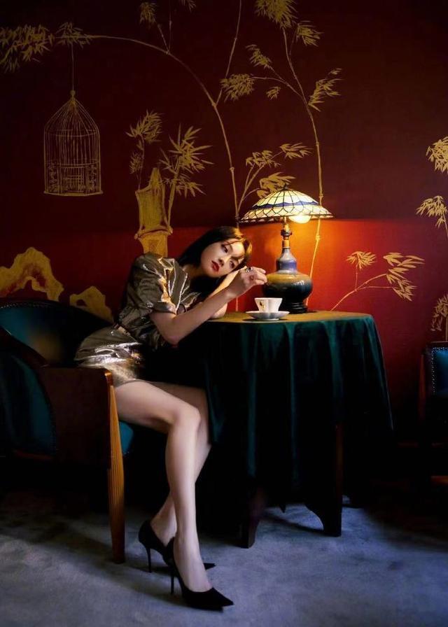 旗袍公馆|宋茜穿鎏金短裙高调亮相，白嫩美腿抢足镜头，到底是女团出身