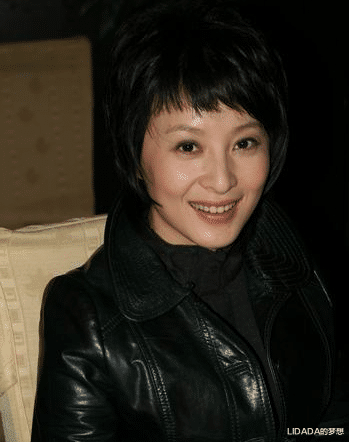 徐露|美女演员徐露：当红时嫁大7岁老公，46岁与17岁女儿同框似姐妹