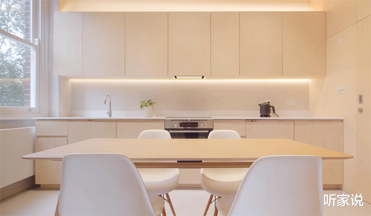 他翻新29㎡蜗居：拆掉隔断做全开放空间，利用3米4层高做夹层卧室