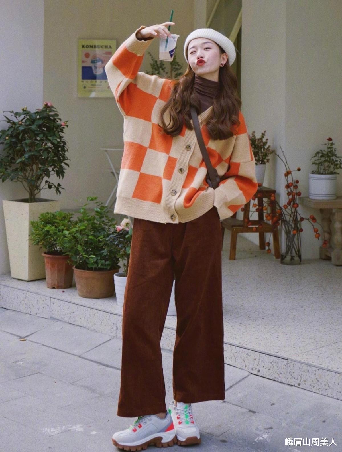 峨眉山周美人|穿阔腿裤时，别再搭小白鞋了！今秋流行搭这3双鞋，显高时髦还高级