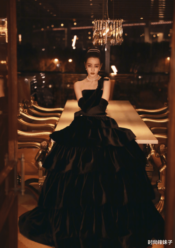 迪丽热巴|热巴挑战抹胸礼裙，看清效果后，谁还敢说她“粗大壮”