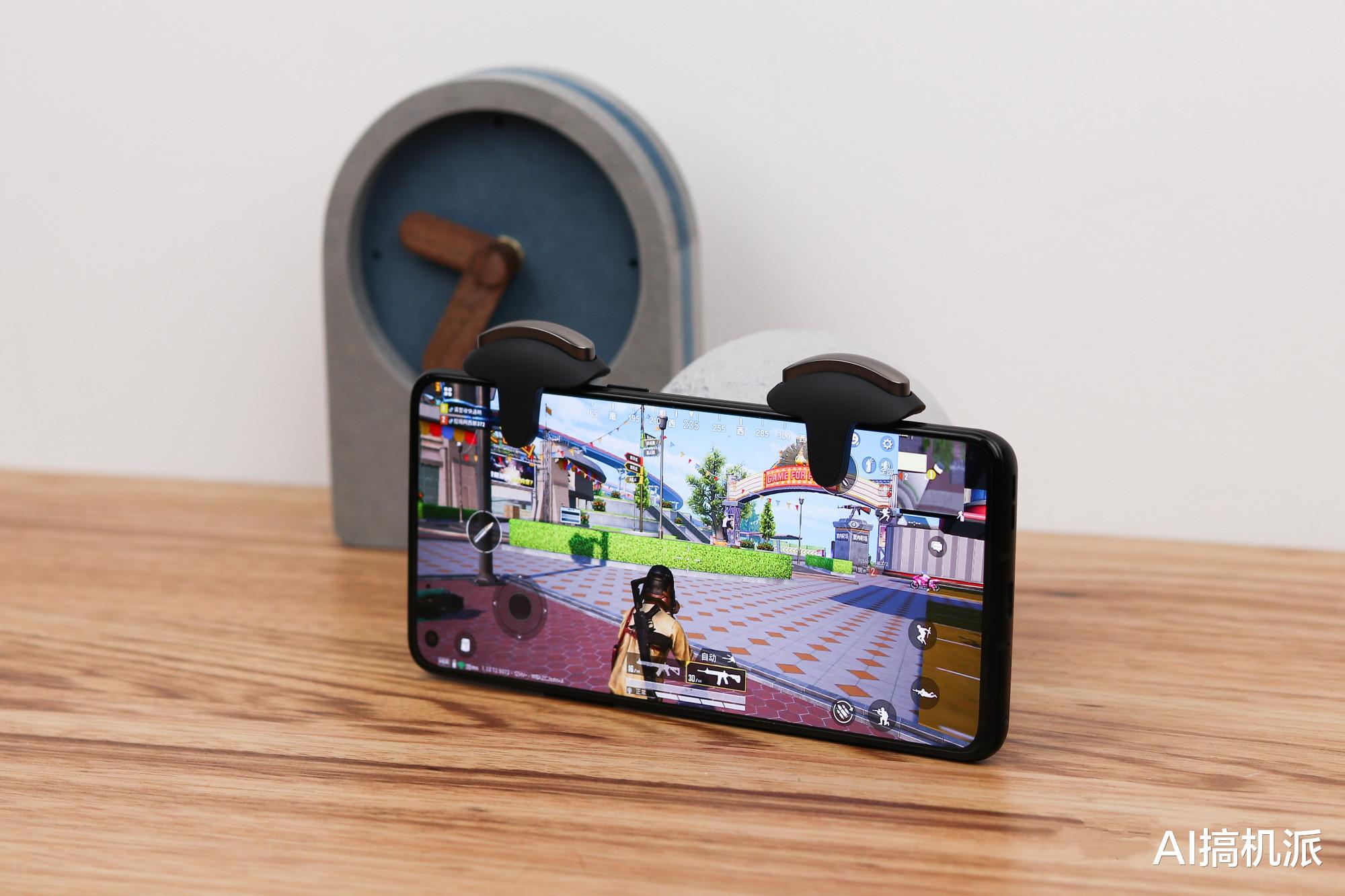 一加科技 一加10 Pro稳了，或首发骁龙895，适配屏下摄像头，亮点十足！