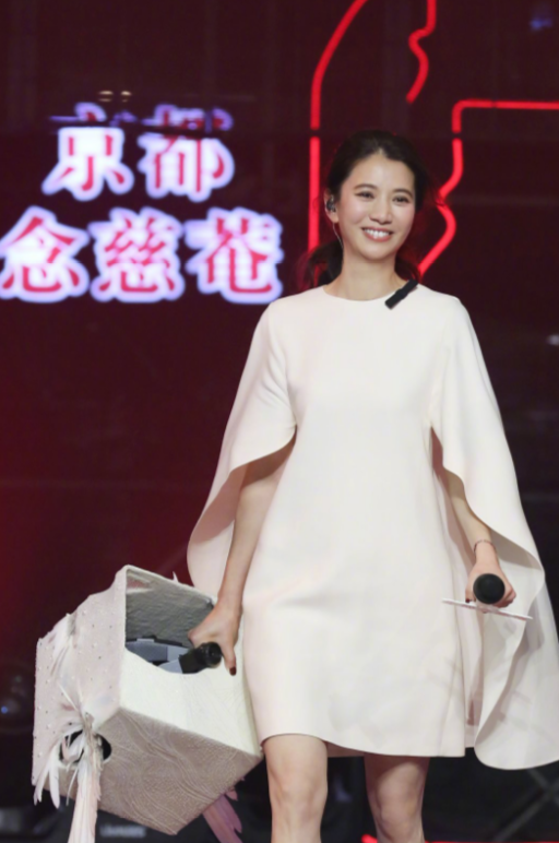 袁咏仪|袁咏仪晒儿子玩耍照，谁看清她儿子腿了？女生都不敢这么长吧