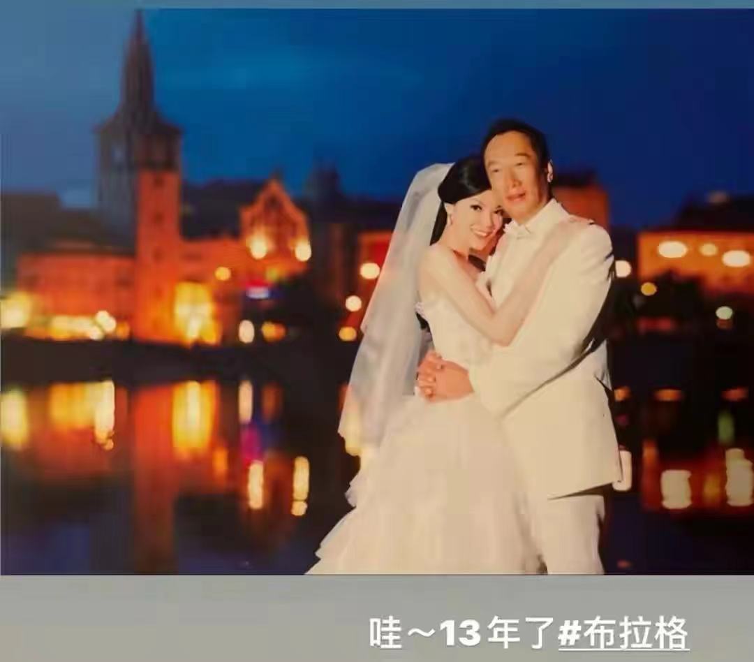 加菲猫说时尚|富士康老板娘庆13年婚姻！被郭台铭搂入怀一脸娇羞，他71岁还想生四胎，太拼