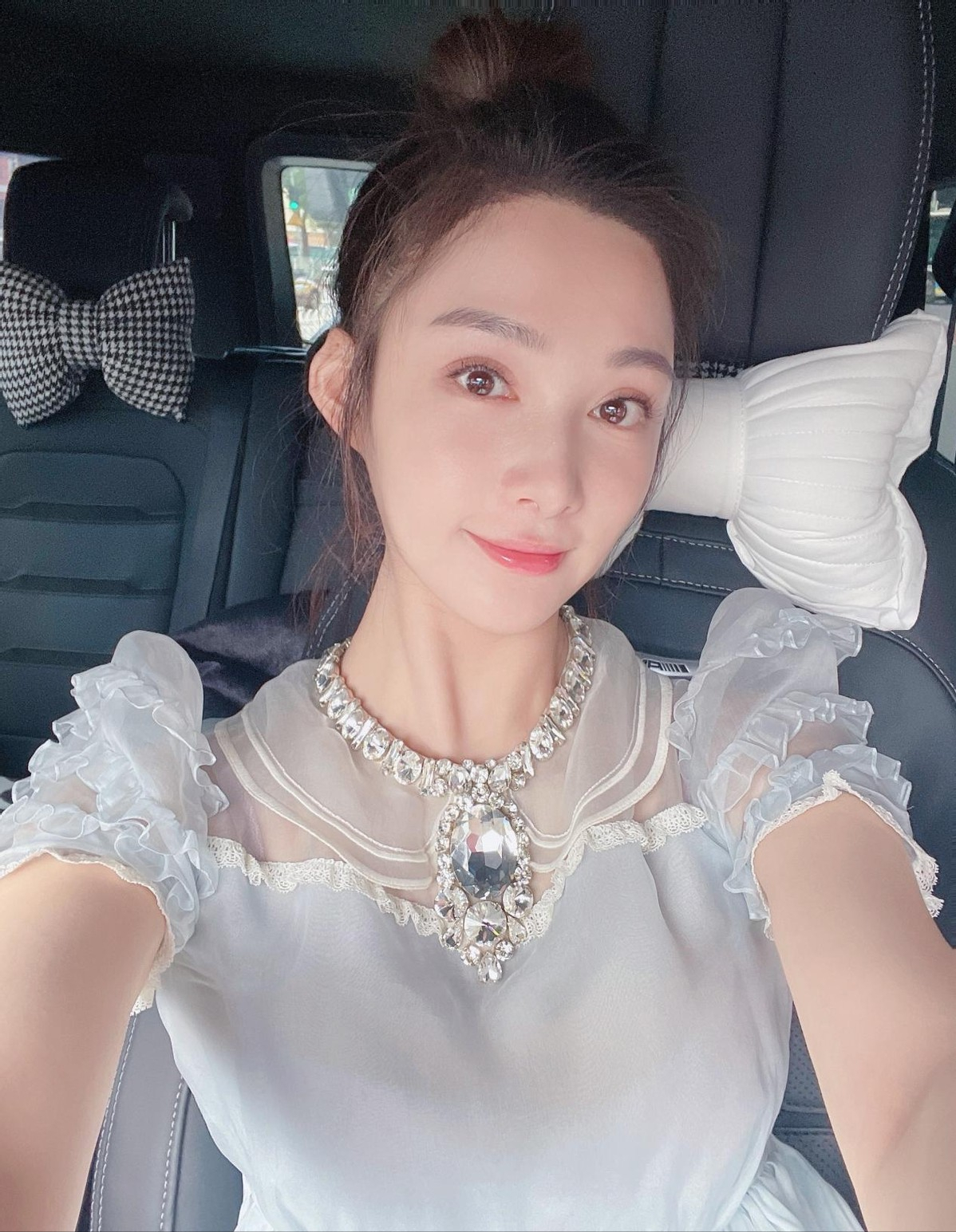 孙嘉璐|孙嘉璐蝴蝶结抹胸纯欲大片，把少女感和小性感拿捏到位了