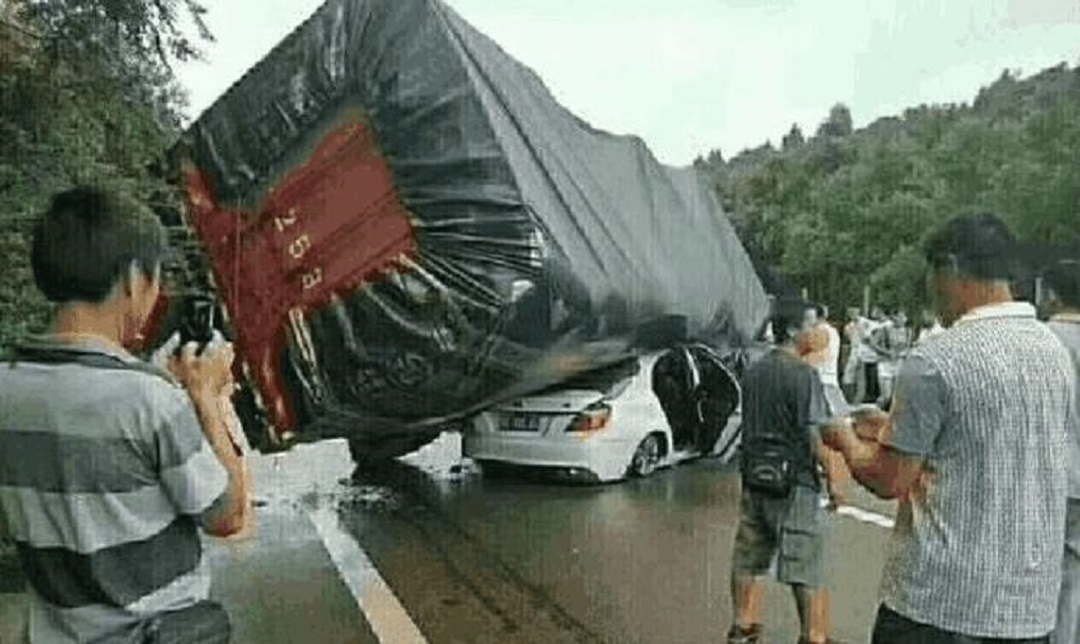 货车|一场车祸毁了一台车，却成全一个车企！它因顶起15吨货车一战成名