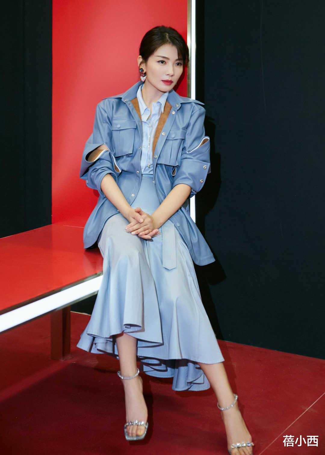 蓓小西 刘涛当主播后更嫩了,穿泡泡袖连衣裙像个大学生,看不出是78年的