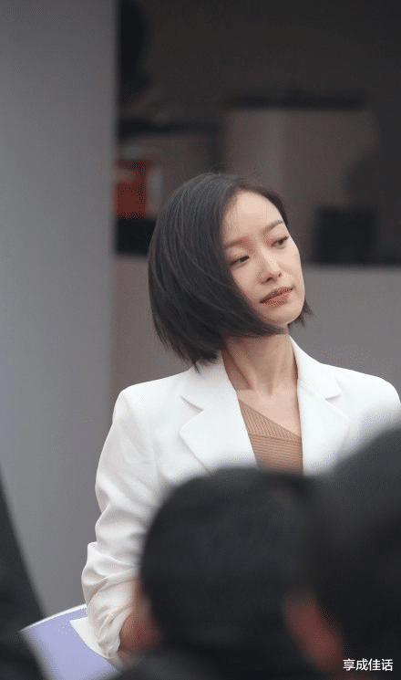 杨幂|35岁的杨幂面部垮塌，身材发福走样，离开了美颜滤镜啥也不是