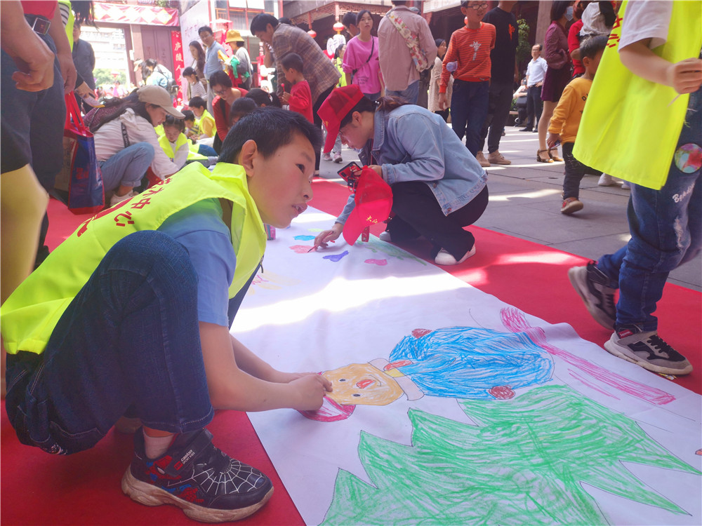 吉安大视界 江西吉安庐陵老街：百名青少儿共绘百米大型画卷 献礼建党百年