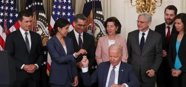 90后宝妈经验|别想了,ASML的EUV光刻机不会来了! 美媒:出口许可已被荷政府扣下