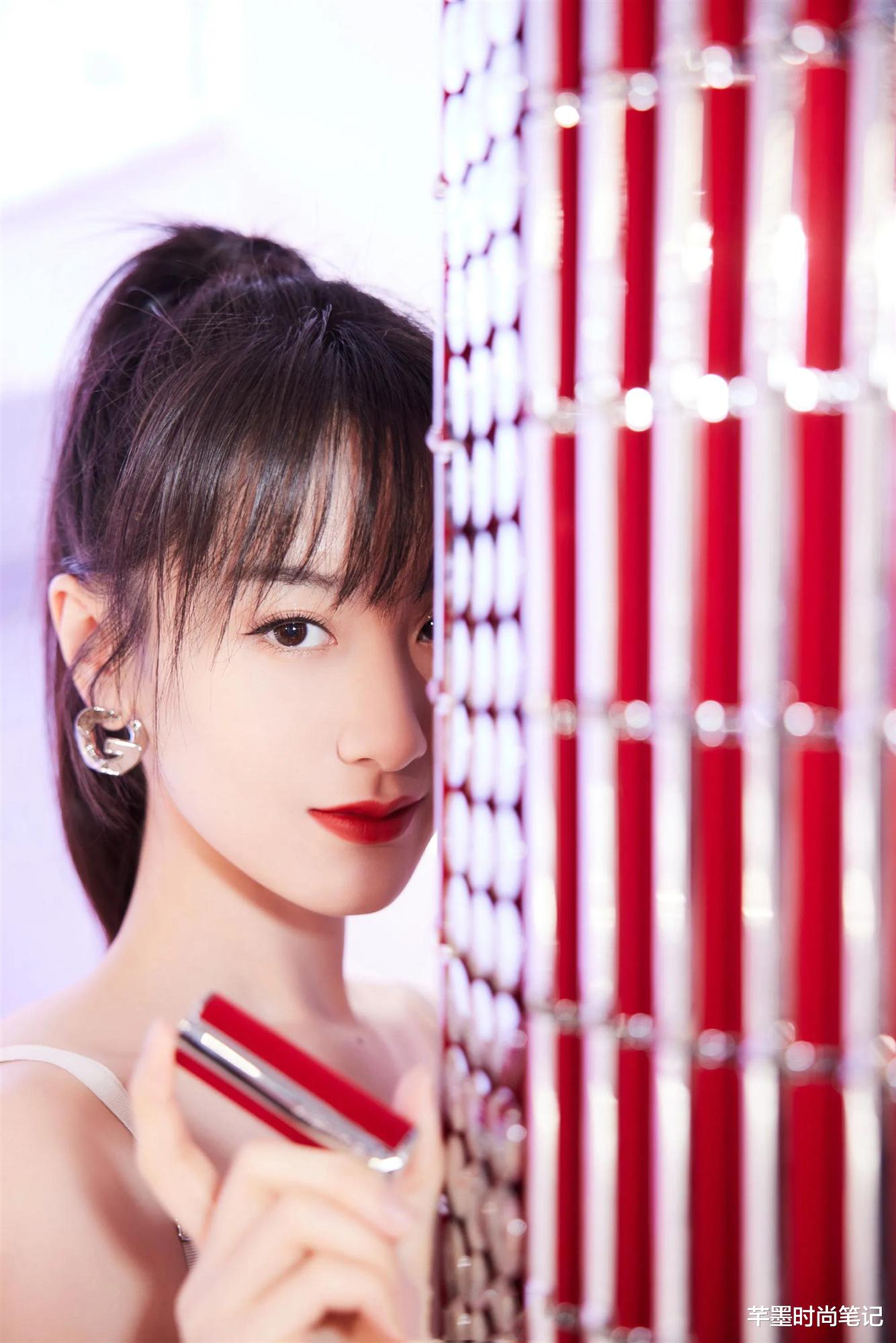 穿衣搭配|李菲儿公认的“铁刘海”,辨识非常高,袁冰妍也去模仿她的刘海?