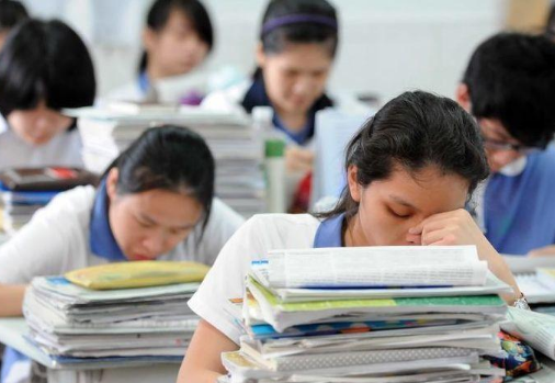 安妈育儿日|那位课桌上刻“浙江大学”的男生，最终选择清华，网友神评论亮了