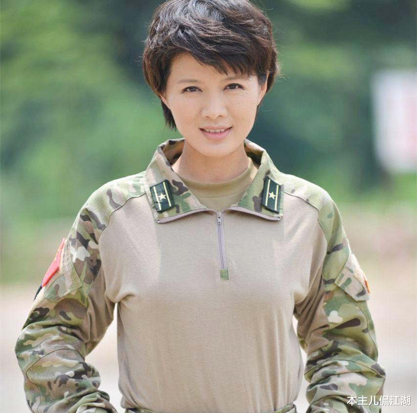 傅程鹏|22岁嫁傅程鹏，结婚19年被出轨，45岁一个人带孩子，后悔丈夫走红