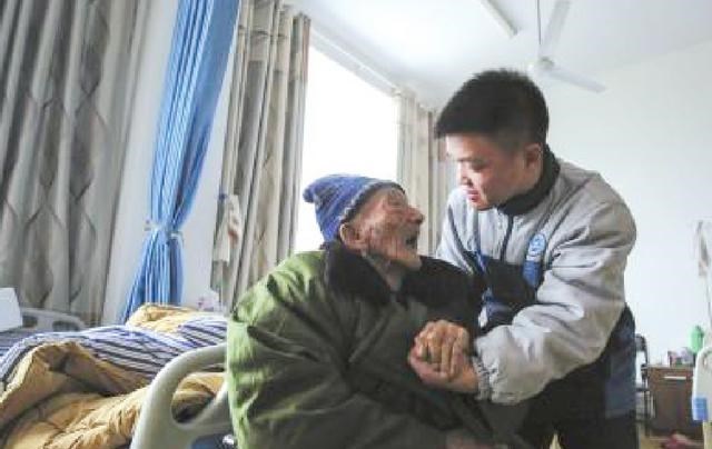 萌听小c姐|云和男孩父母双亡，11岁少年捡破烂打零工，六年替亡父还清3万元
