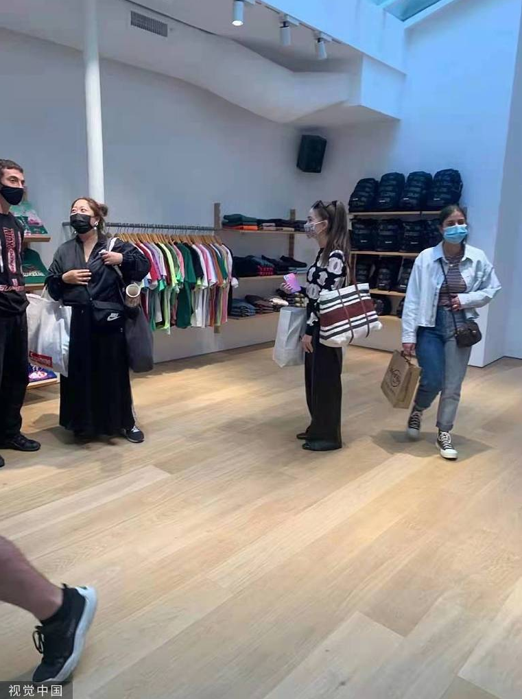 昆凌|昆凌去巴黎购物被偶遇，拎大小包收获颇丰，被外国人亲脸毫不在意