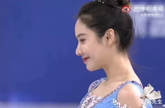 赵露思|美娜晒视频，直言“美娜冰上舞蹈好像艾莎公主”，但的确有点胖了