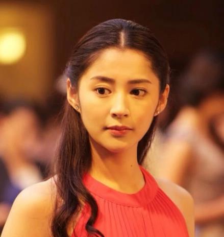 穿衣搭配 李心艾瘦身成功后直播带货，状态不佳疑瘦脱相，面部不自然