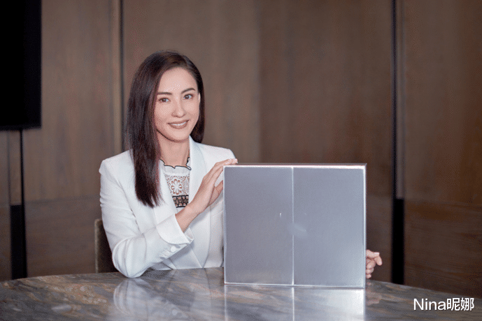 张柏芝|41岁张柏芝真是贵族，穿T恤扎马尾肉眼看不见皱纹好温柔，独自生活很惬意