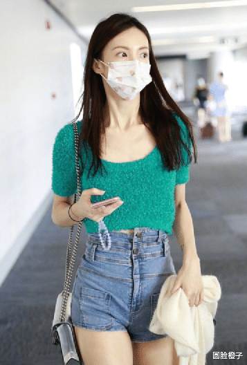 刘海 金晨大晒平刘海造型,白衬衣配蓝裙子,笑容甜美宛如民国大小姐