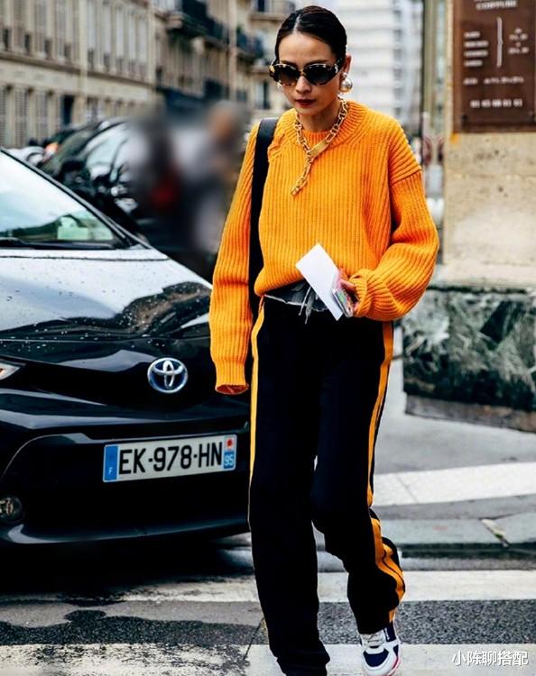 小陈聊搭配 50岁的女人也可以穿亮色系，秋季学学这些技巧，养眼又时髦