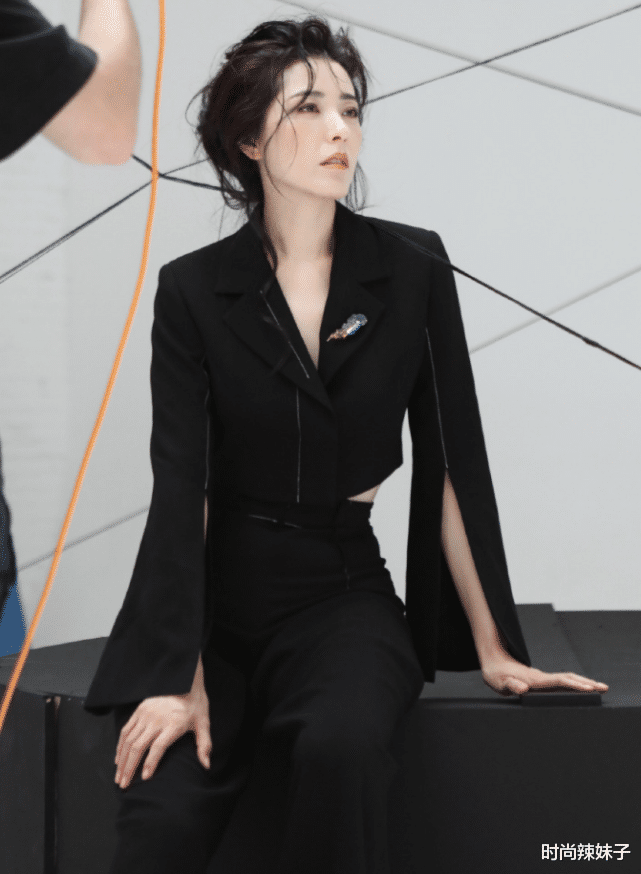 曾黎|曾黎的腰能有多细？当她“内衣外穿”后：这身材太A了