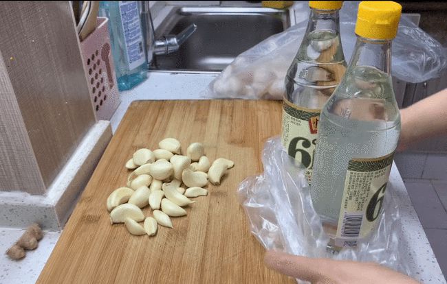 黎青努力中|生活小妙招：7年灰甲患者用醋泡蒜子来治疗灰指甲，成本不超过5块钱！