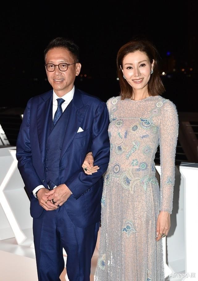 李嘉欣|李嘉欣和老公同框似两代人，穿薄纱裙身形仍妖娆，看得出保养挺好