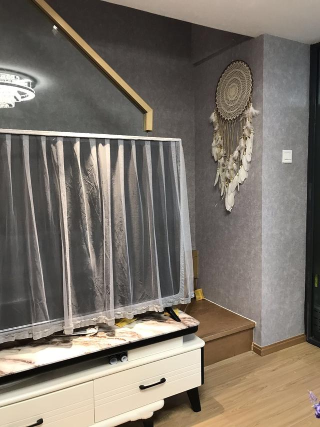 夫妻两人买下了复式公寓,楼上小三房的格局略压抑,层高是个败笔