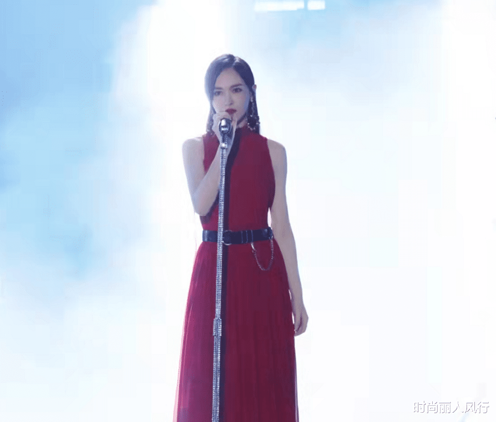 唐嫣|唐嫣越来越有央视范！首次主持大获成功赢过刘涛，穿礼服更美开挂