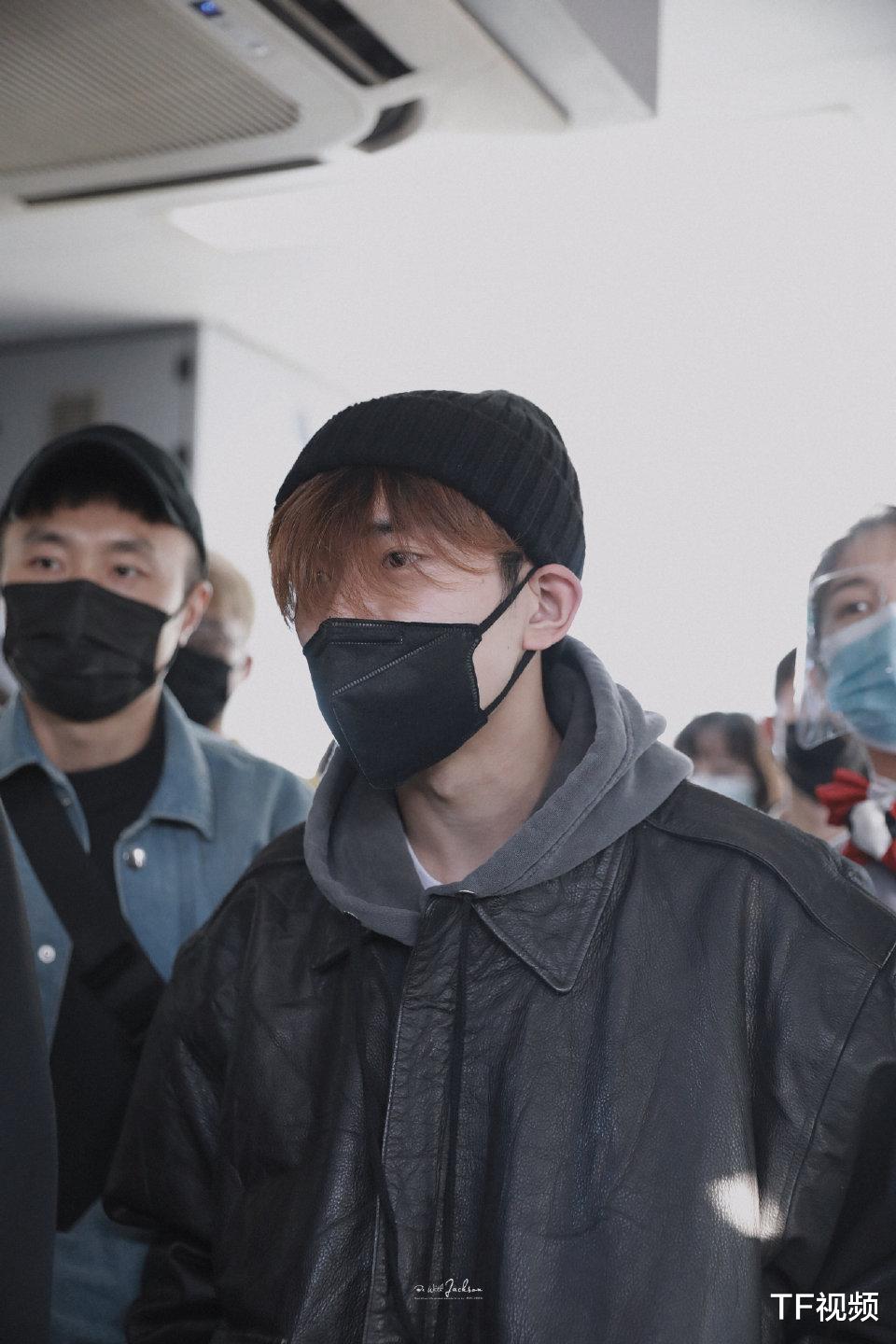 美丽|易烊千玺换新发色了，疑似在准备惊喜，千玺或将跨界做主持？