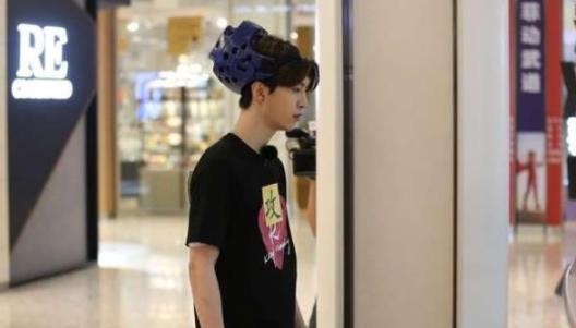 金樱妈妈|王嘉尔为遮纹身花样百出,38度高温穿冰袖,范丞丞方式却简单粗暴