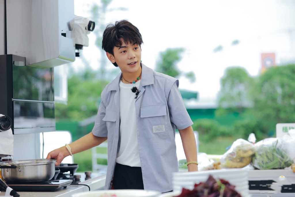 八只爪的猫|丁真出门买菜,穿裤子裤兜“缝”在外面真调皮,干净帅气少年郎