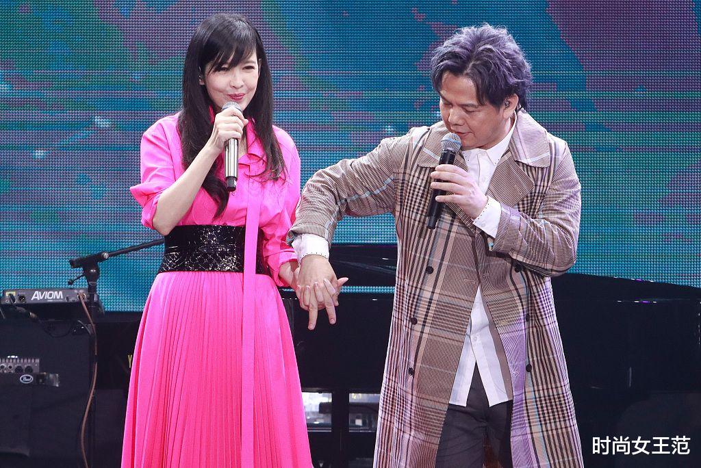 周慧敏|周慧敏越老越放得开，与伍仲衡十指紧扣，年近六十还穿粉裙装嫩！