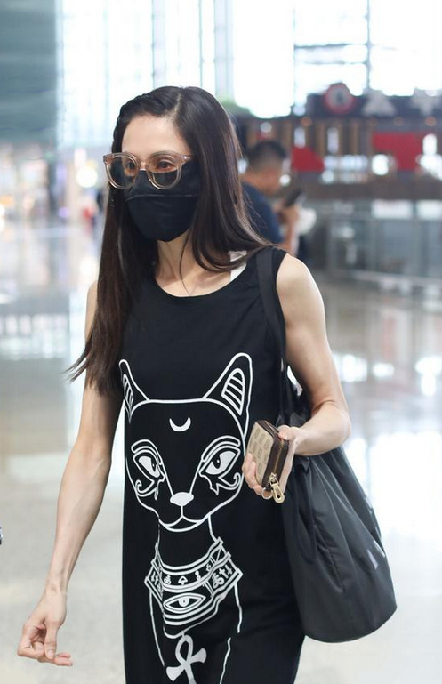 美人哒|李若彤这身材太棒了!穿背心裙走机场,肌肉紧致有型没有年龄痕迹