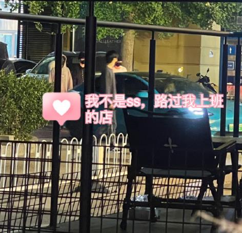 粉色|偶遇TNT团建，宋亚轩的造型太好分辨，即便不是粉丝也能认出