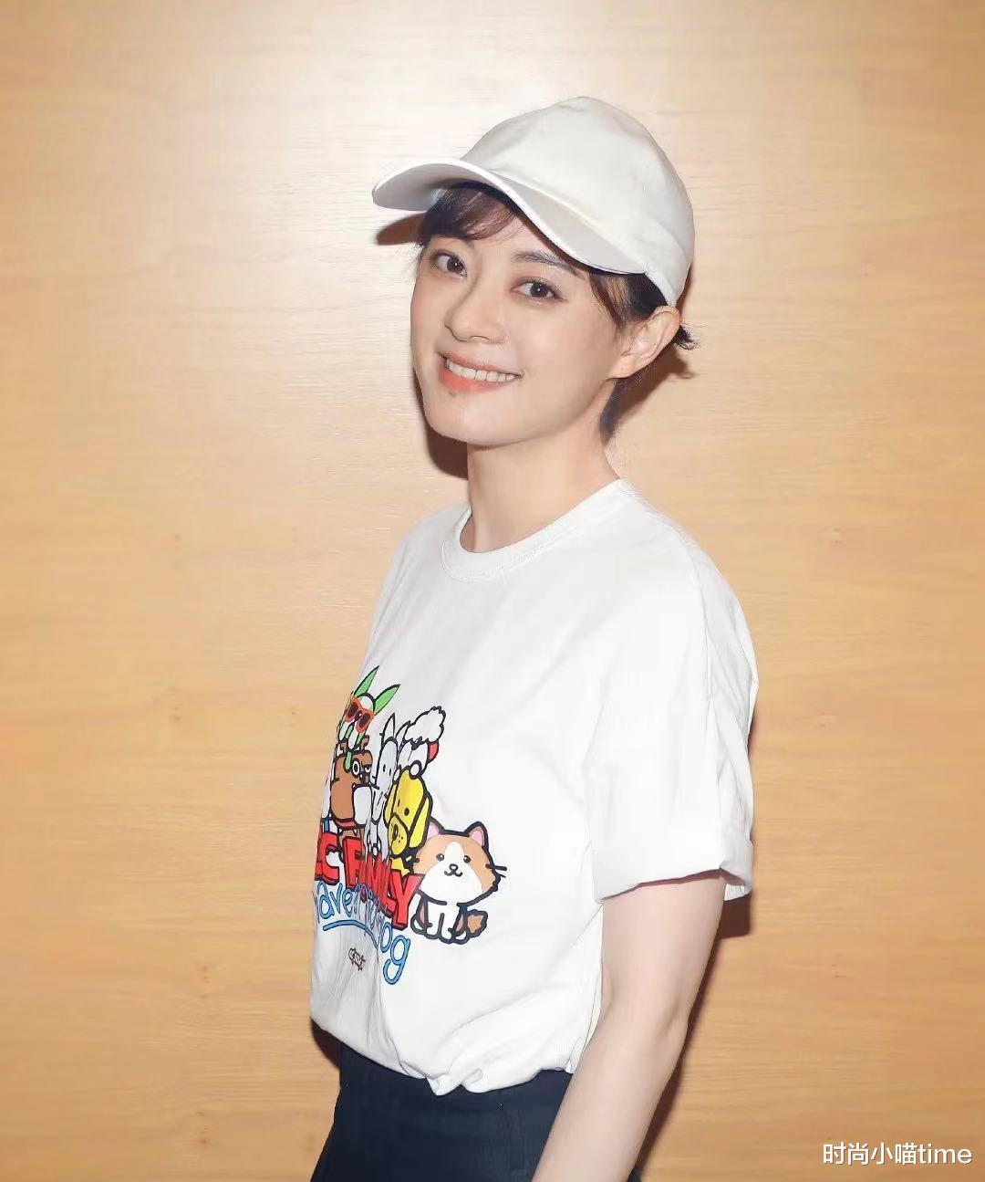 海清|46岁蒋勤勤太有心机！穿高叉裙大秀美腿，刻意秀身材秒杀孙俪