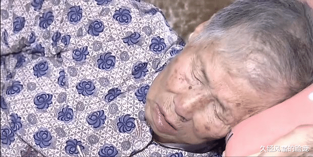 94岁老人卧床,54岁女儿指责3个哥哥不赡养,儿子:她都是自找的