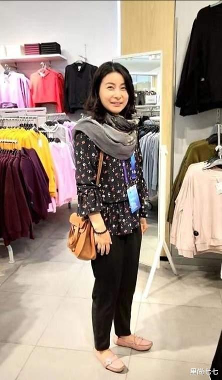 郭晶晶|郭晶晶一家三口逛街，她一身大牌显臃肿，二女儿背百元包打扮俏皮