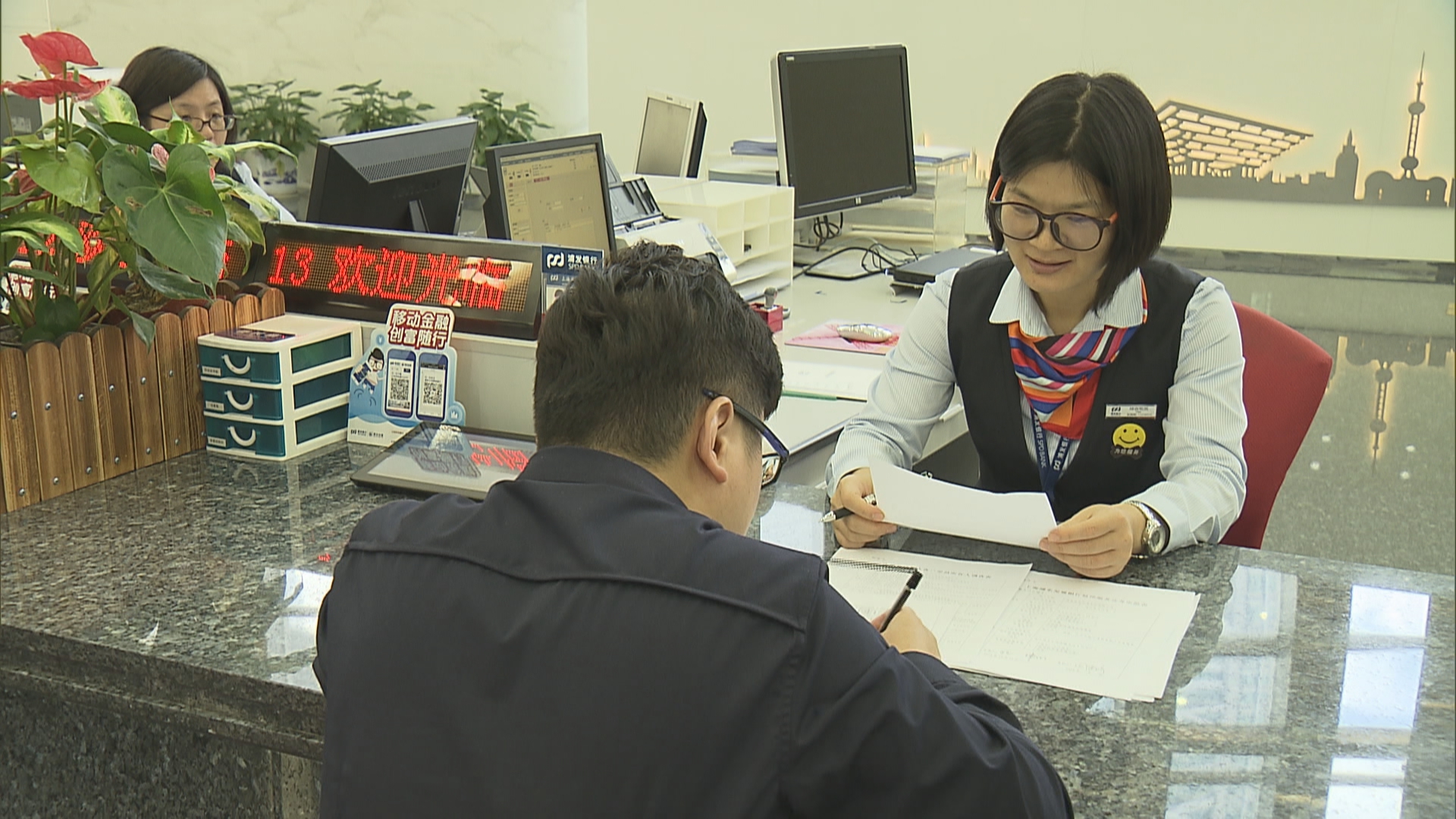 利息 2021年在银行存多少钱，利息相当于一份工资，银行员工算了一笔账